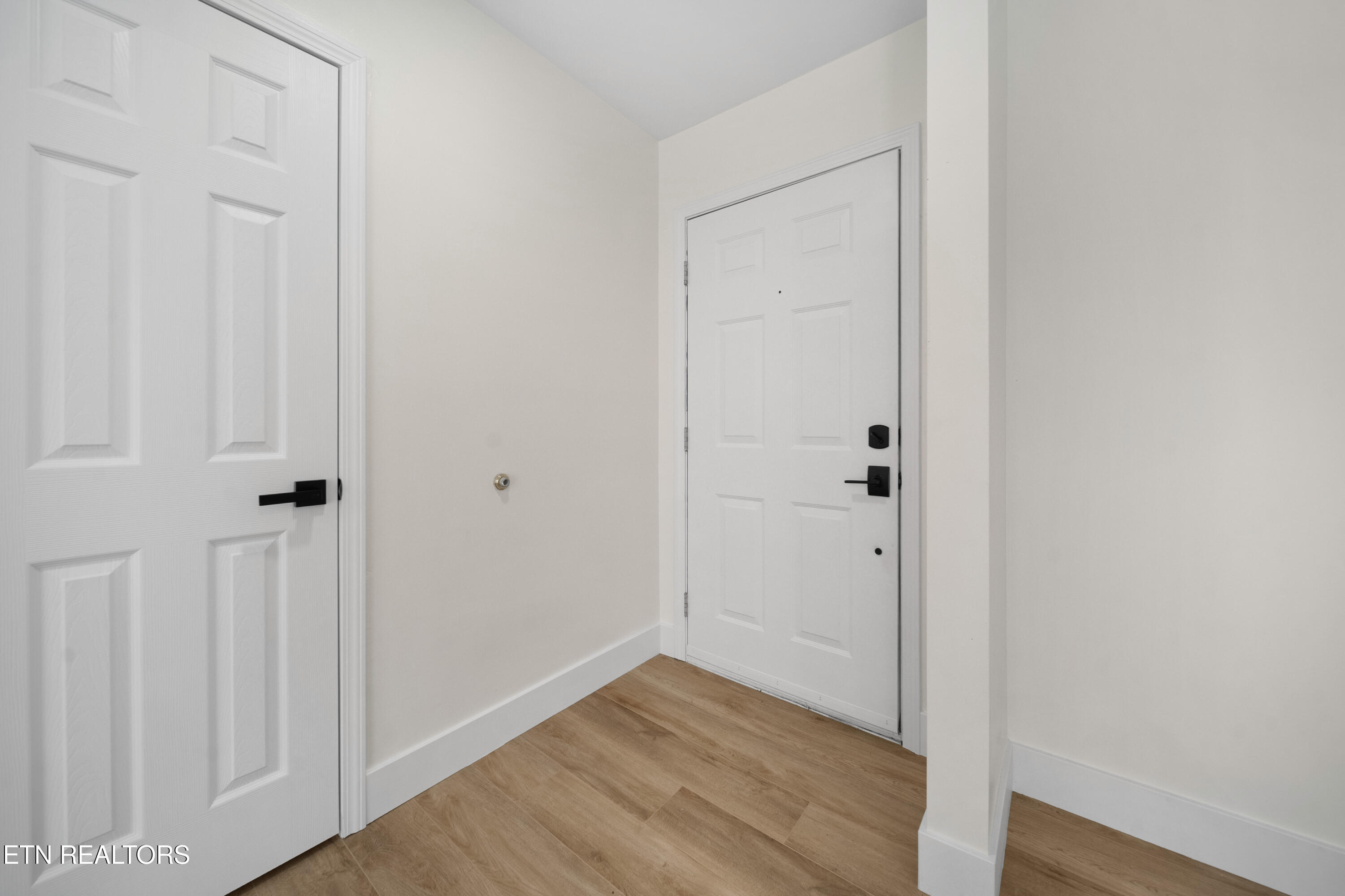 845 West Outer Drive Oak Ridge, TN 37830 - Photo 4 of 28 Entryway