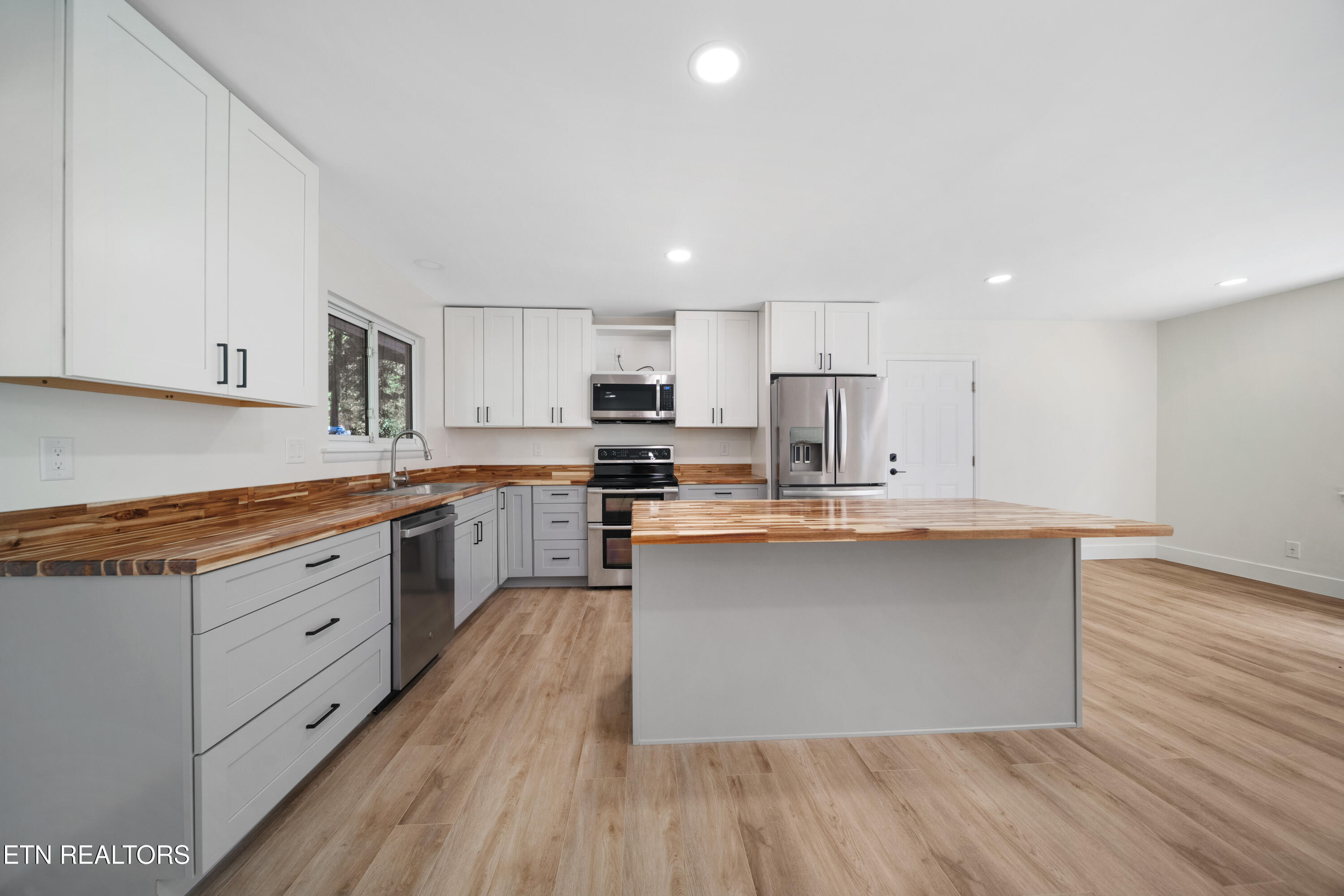 845 West Outer Drive Oak Ridge, TN 37830 - Photo 6 of 28 All NEW kitchen