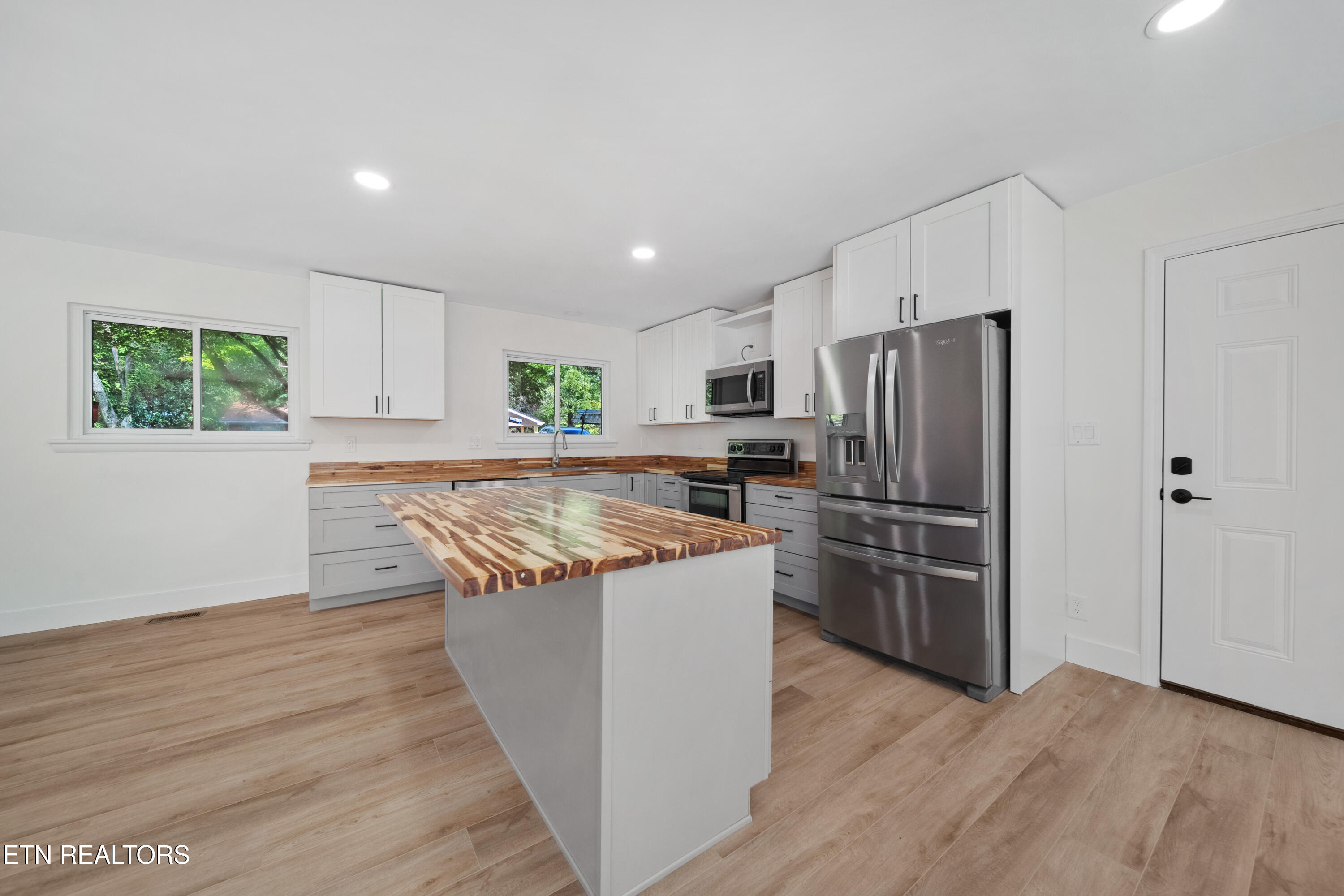 845 West Outer Drive Oak Ridge, TN 37830 - Photo 7 of 28 NEW kitchen