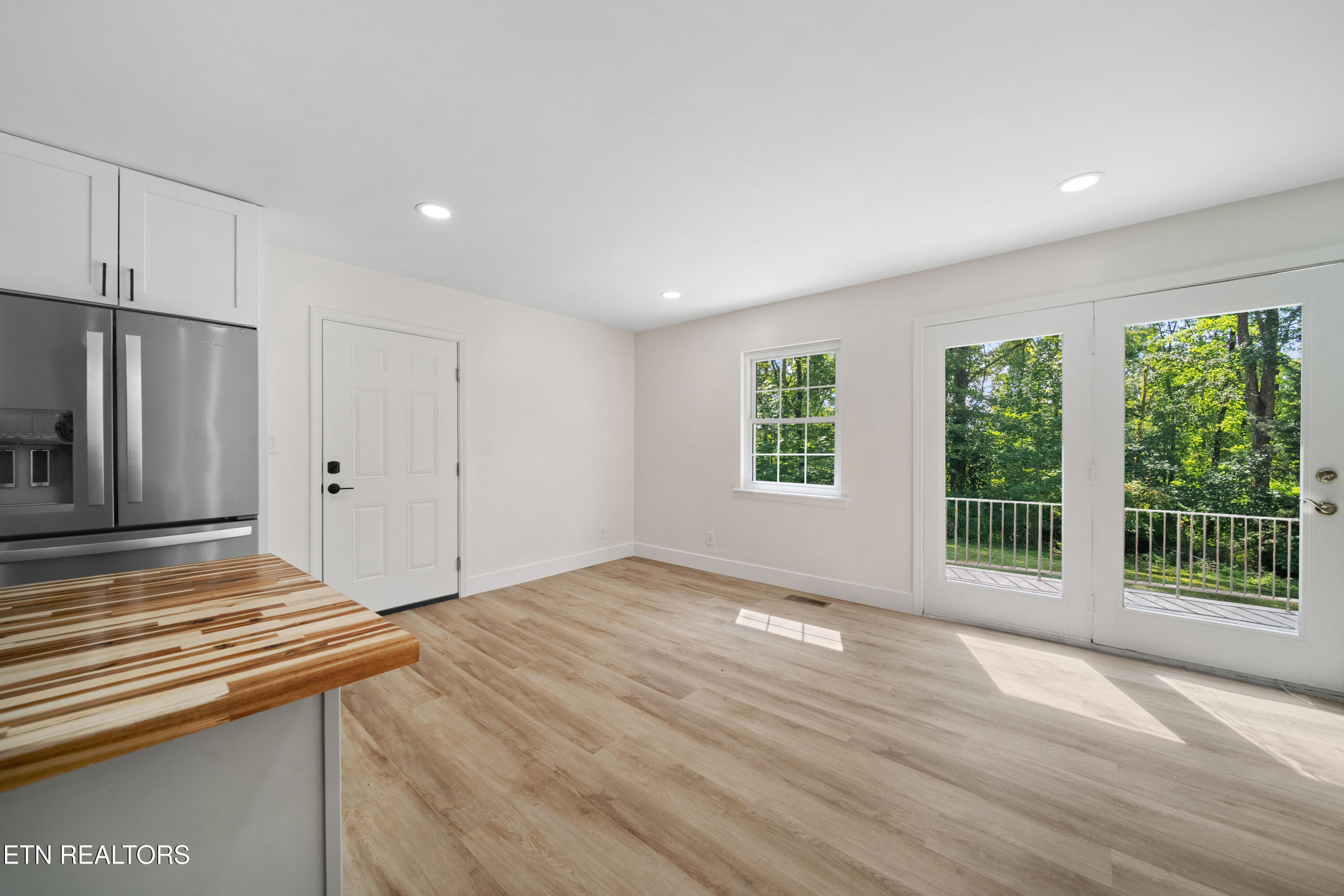 845 West Outer Drive Oak Ridge, TN 37830 - Photo 8 of 28 Living and dining room