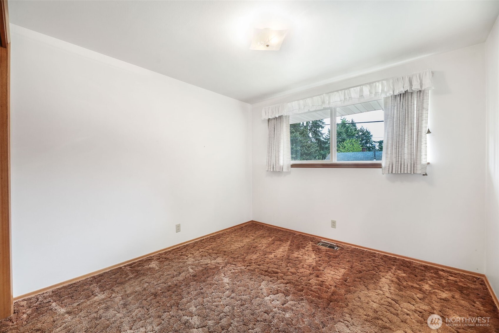 7304 Beverly Boulevard Everett, WA 98203 - Photo 18 of 38 an empty room with windows