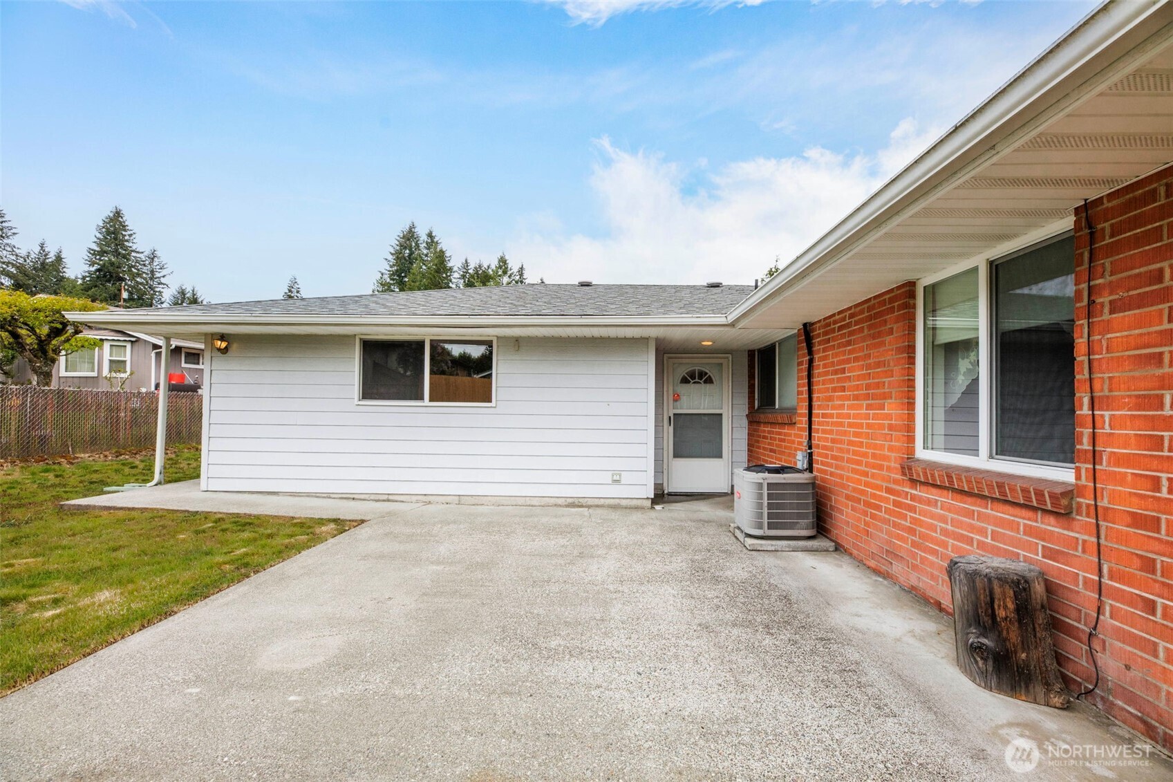 7304 Beverly Boulevard Everett, WA 98203 - Photo 32 of 38 a front view of house with yard