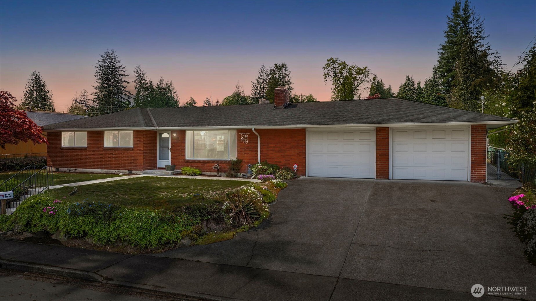 7304 Beverly Boulevard Everett, WA 98203 - Photo 38 of 38 a front view of a house with garden