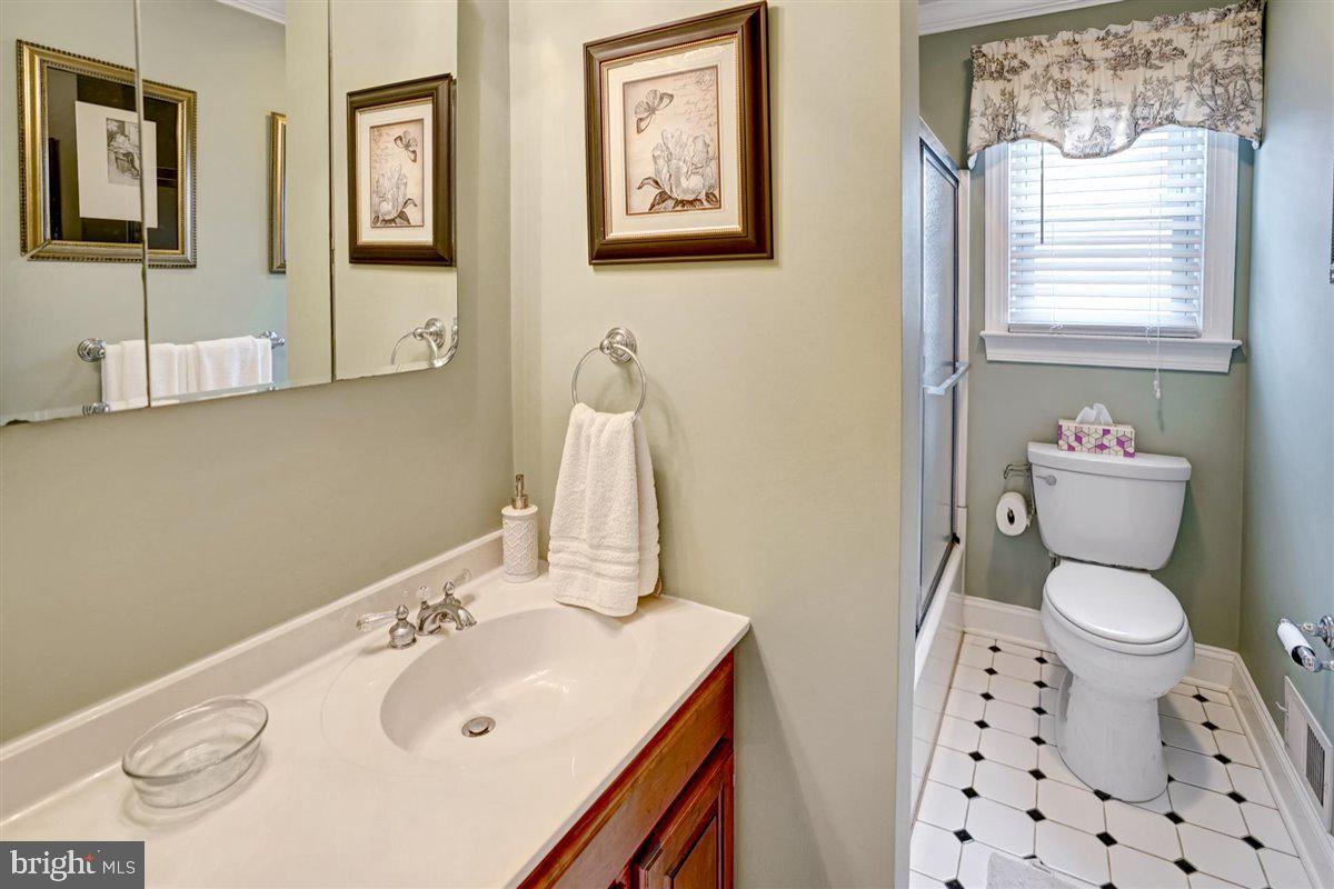8 Barnett Road Lawrence Township, NJ 08648 - Photo 20 of 33 Full bath