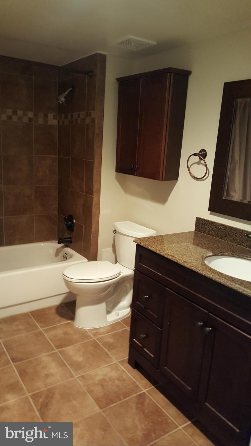 6101 Edsall Road, Unit 1506 Alexandria, VA 22304 - Photo 18 of 26 a bathroom with a bathtub sink and toilet