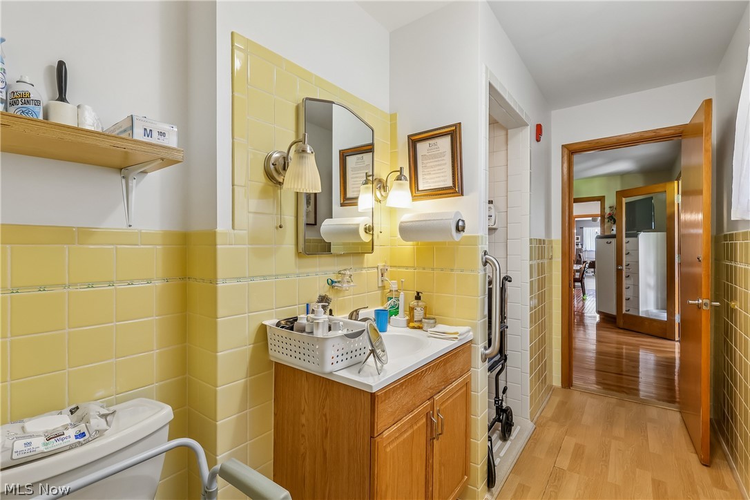 836 Jacoby Road Akron, OH 44333 - Photo 15 of 45 First floor full bathroom