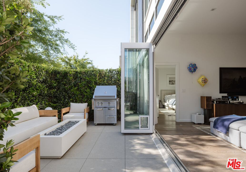 9000 West 3rd Street, Unit 103 Los Angeles, CA 90048 - Photo 6 of 27 a outdoor space with furniture