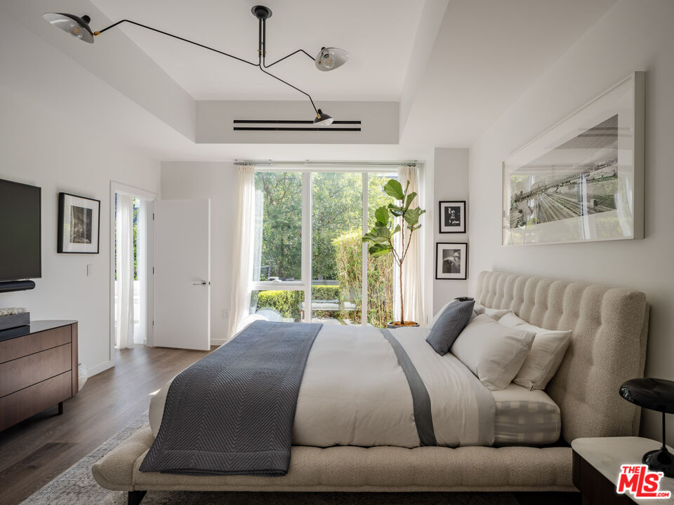 9000 West 3rd Street, Unit 103 Los Angeles, CA 90048 - Photo 8 of 27 a bedroom with a bed and window