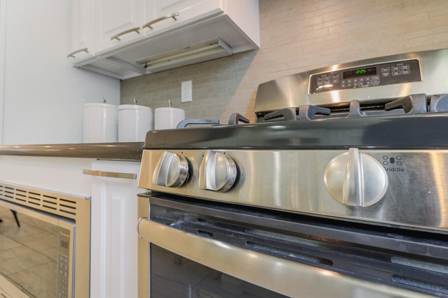 862 White Moonstone Loop San Jose, CA 95123 - Photo 13 of 54 a close view of stove