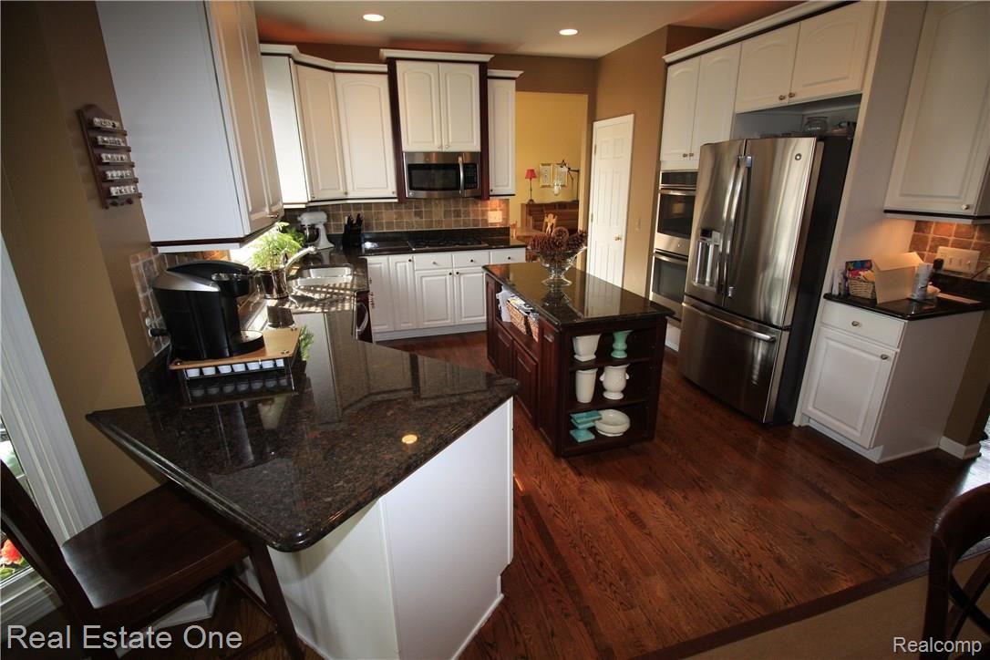3372 Paddington Court Rochester, MI 48309 - Photo 2 of 32 Stunning kitchen