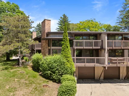 $555,000 | 930 Alpine Drive, Unit PP2, Fontana, WI 53125
