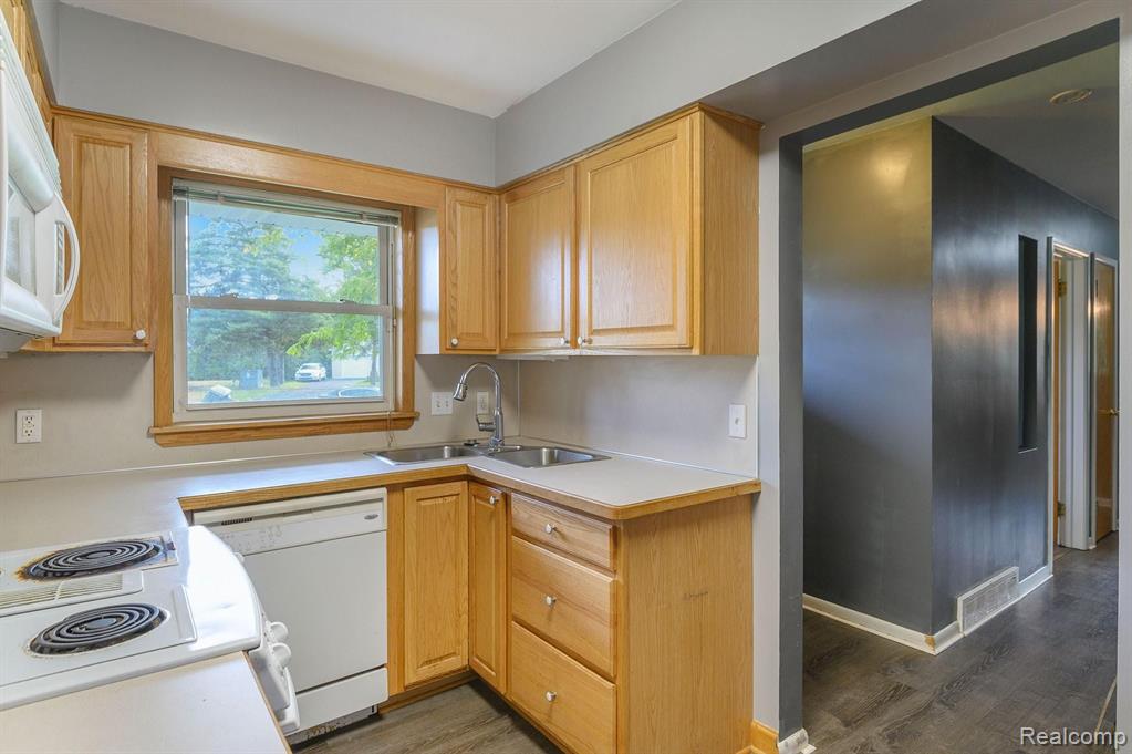 1802 Colchester Road Flint, MI 48503 - Photo 4 of 16
