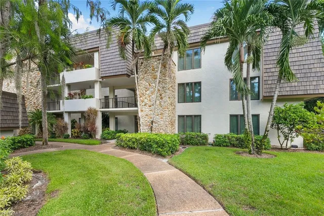$570,000 | 105 Clubhouse Lane, Unit C189, Naples, FL 34105