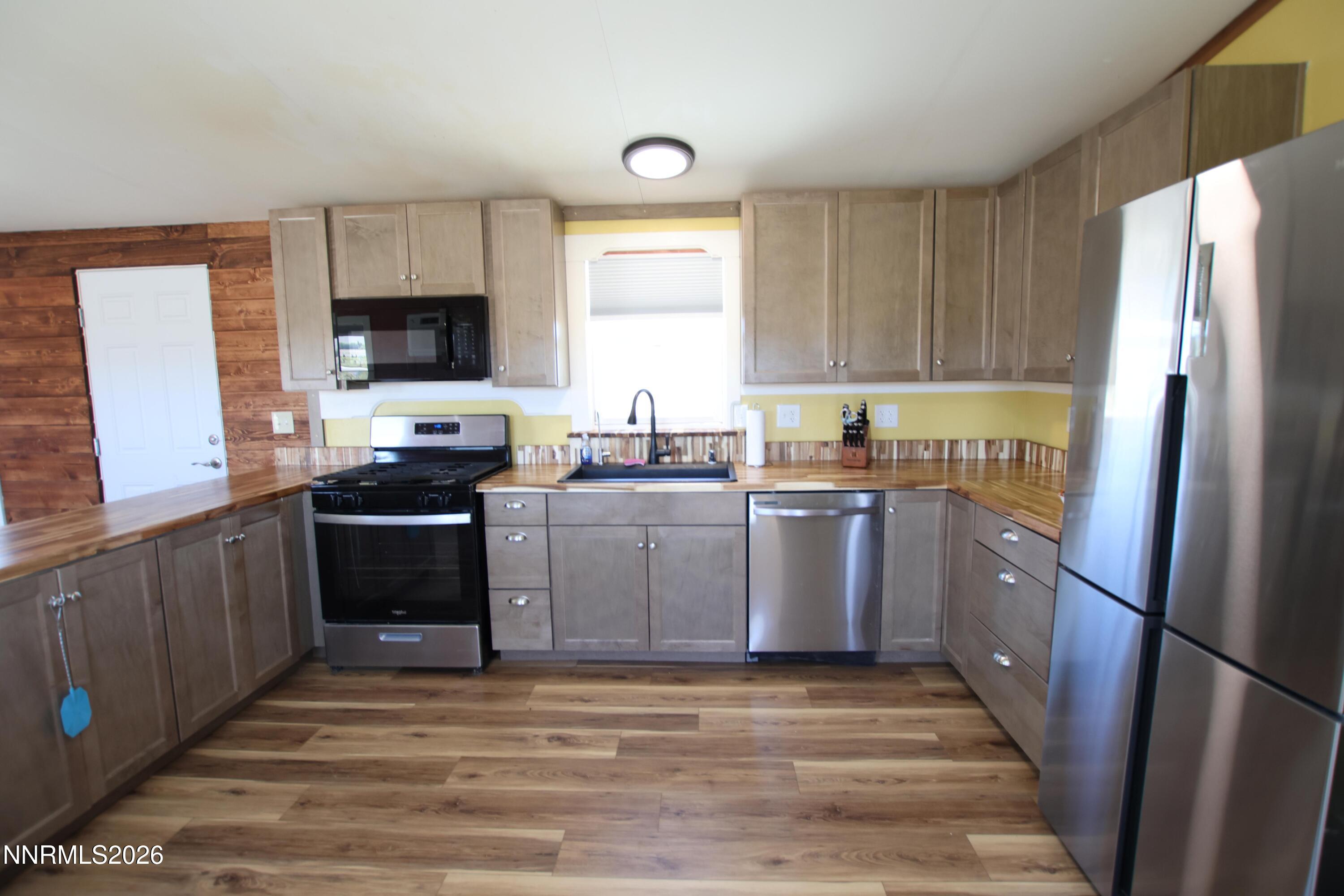 8 Falcon Way Yerington, NV 89447 - Photo 11 of 28 7U3A3705