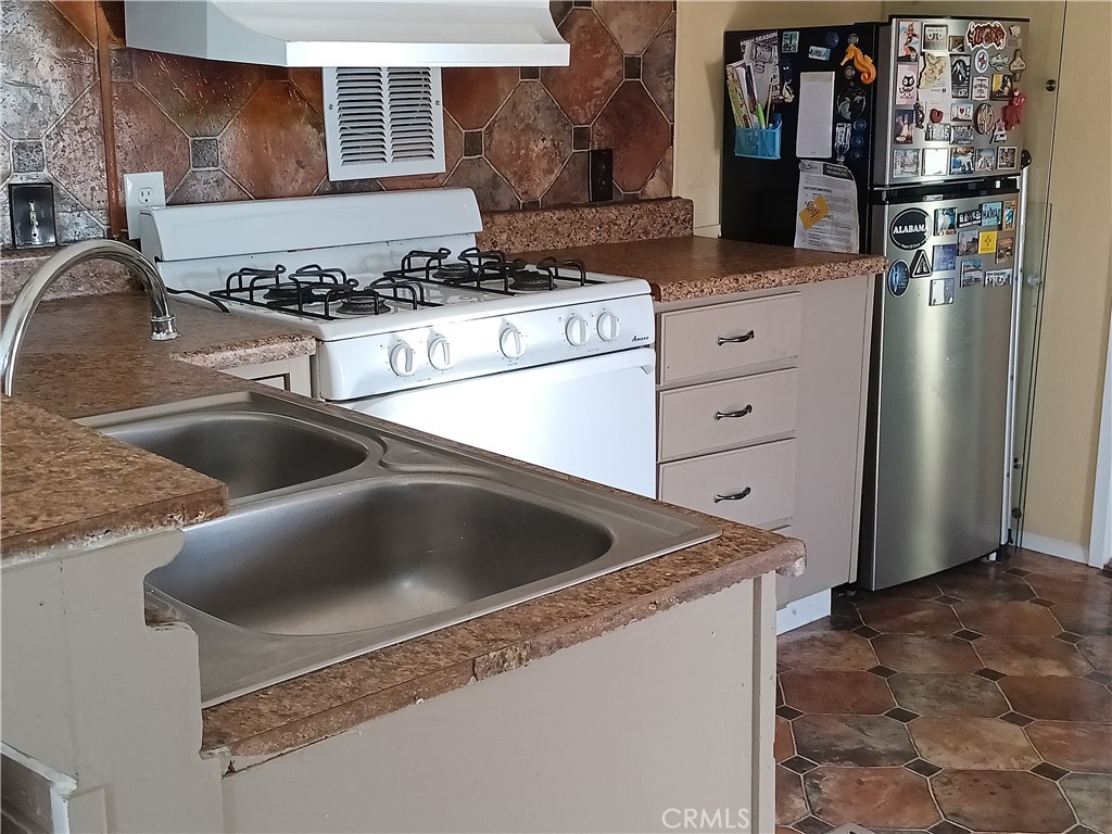 2100 Soapmine Road, Unit 44 Barstow, CA 92311 - Photo 7 of 17 a kitchen with a stove and a refrigerator