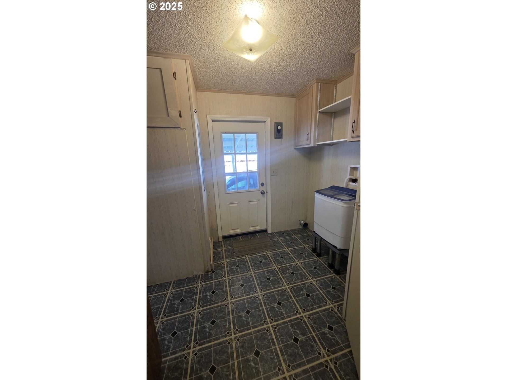 1500 South Columbus Avenue, Unit 38 Goldendale, WA 98620 - Photo 22 of 30 a bathroom with a sink and a mirror
