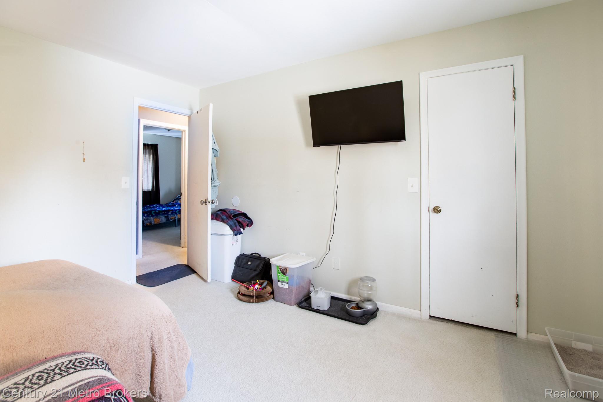 6101 Belsay Road Grand Blanc, MI 48439 - Photo 11 of 28 Bedroom featuring light carpet and baseboards