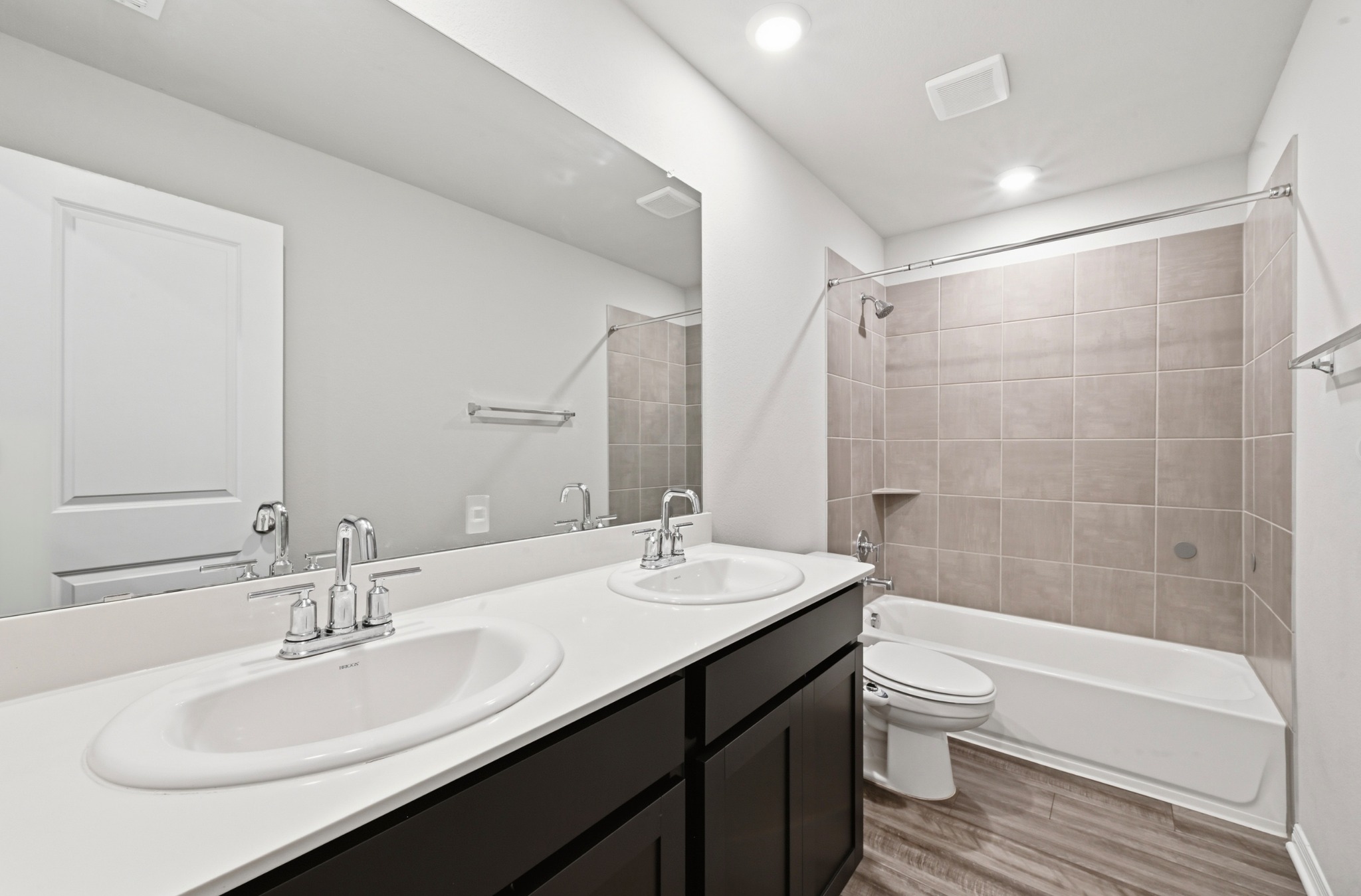 12606 Dairywork Road Buda, TX 78610 - Photo 25 of 32 Full guest bathroom