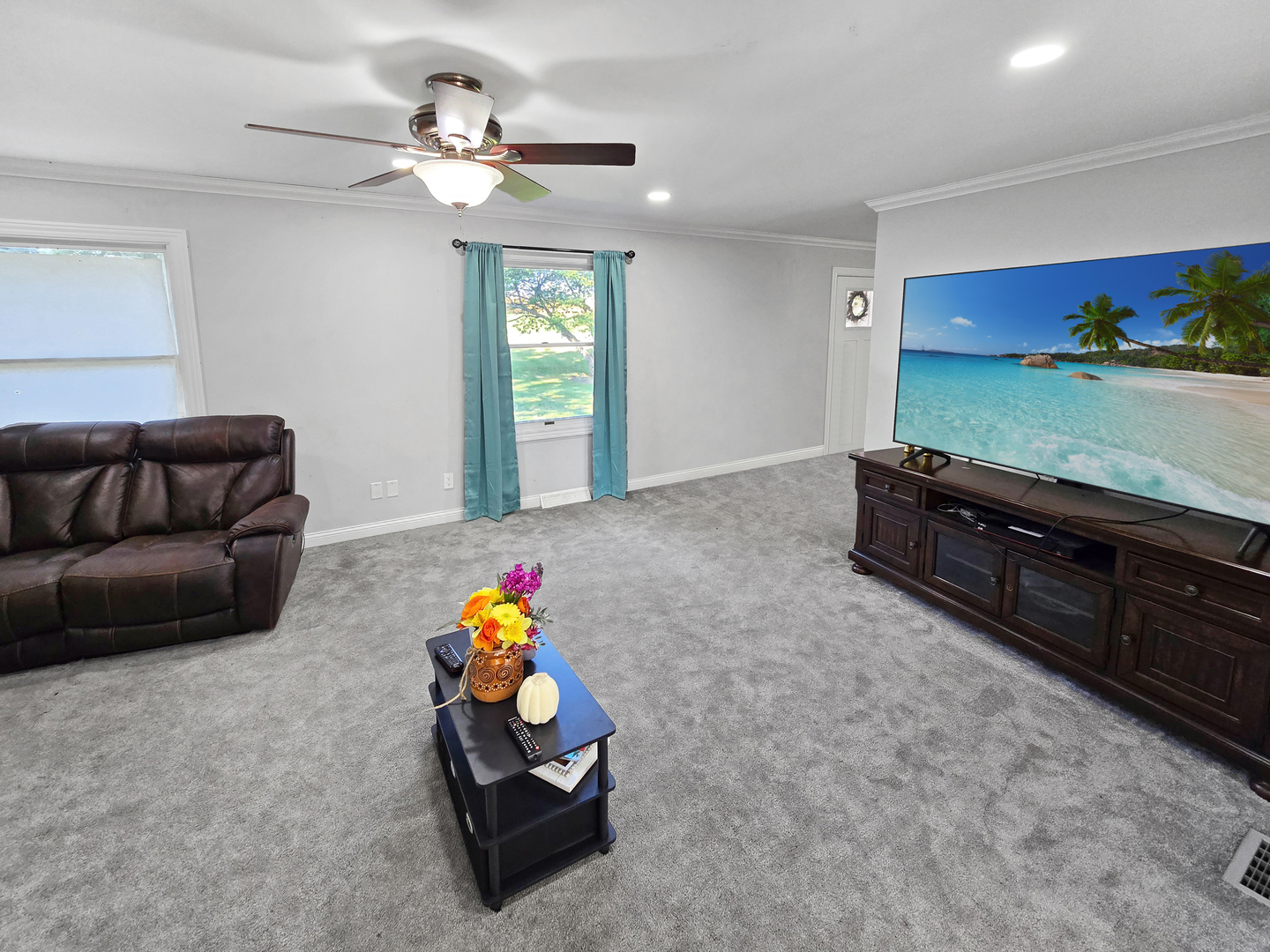 934 Vilmin Road Plano, IL 60545 - Photo 3 of 24 a living room with furniture