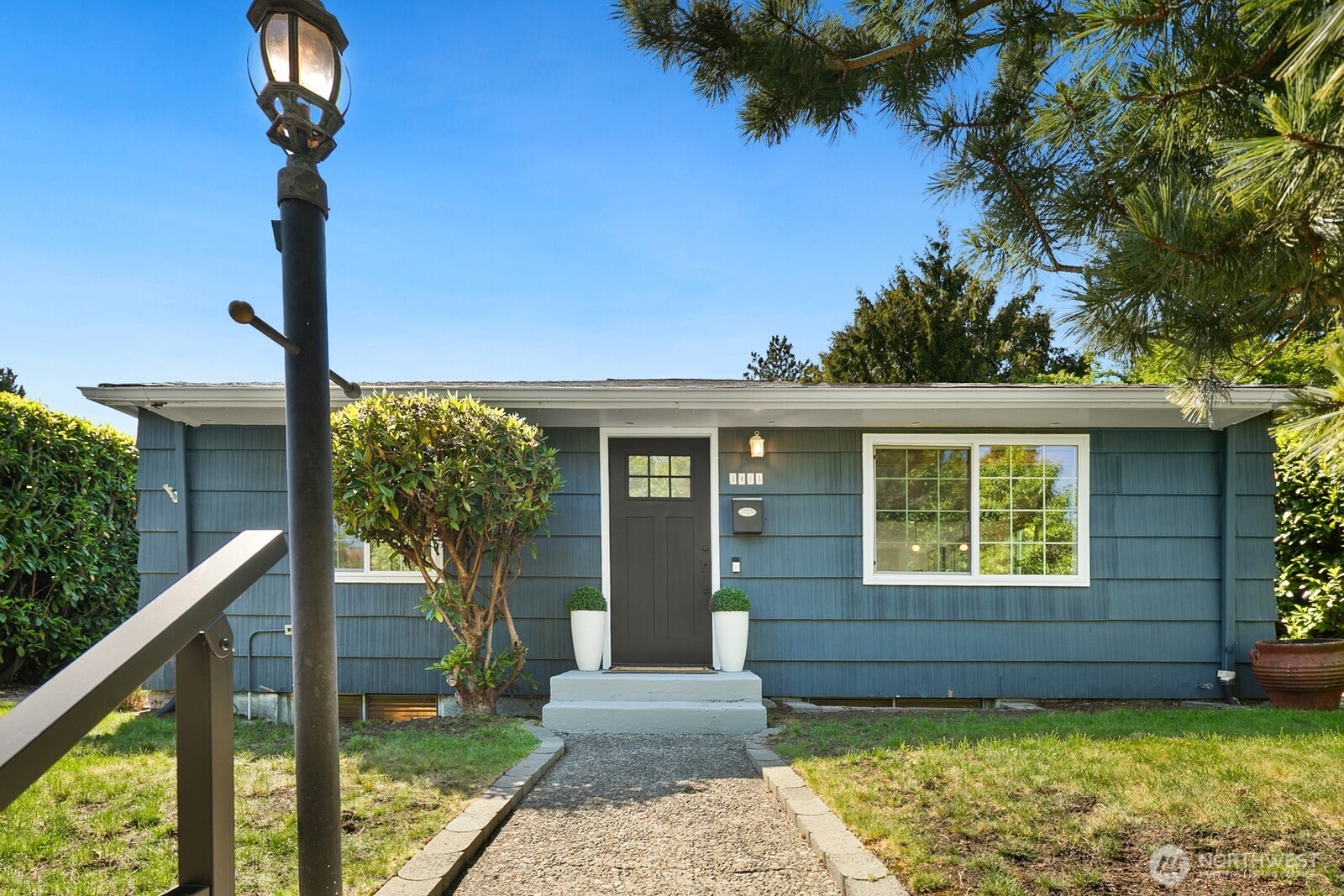 3413 48th Avenue Southwest Seattle, WA 98116 - Photo 2 of 30