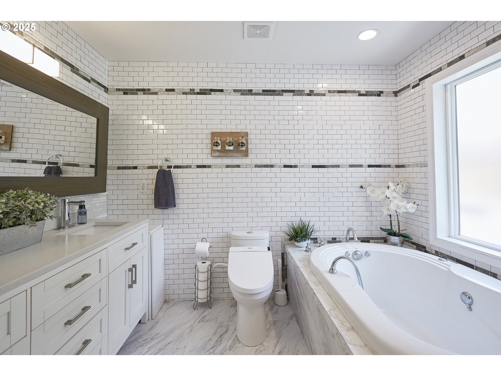 40920 Northwest Maple Ridge Road Woodland, WA 98674 - Photo 9 of 38 Owner's Suite Bathroom