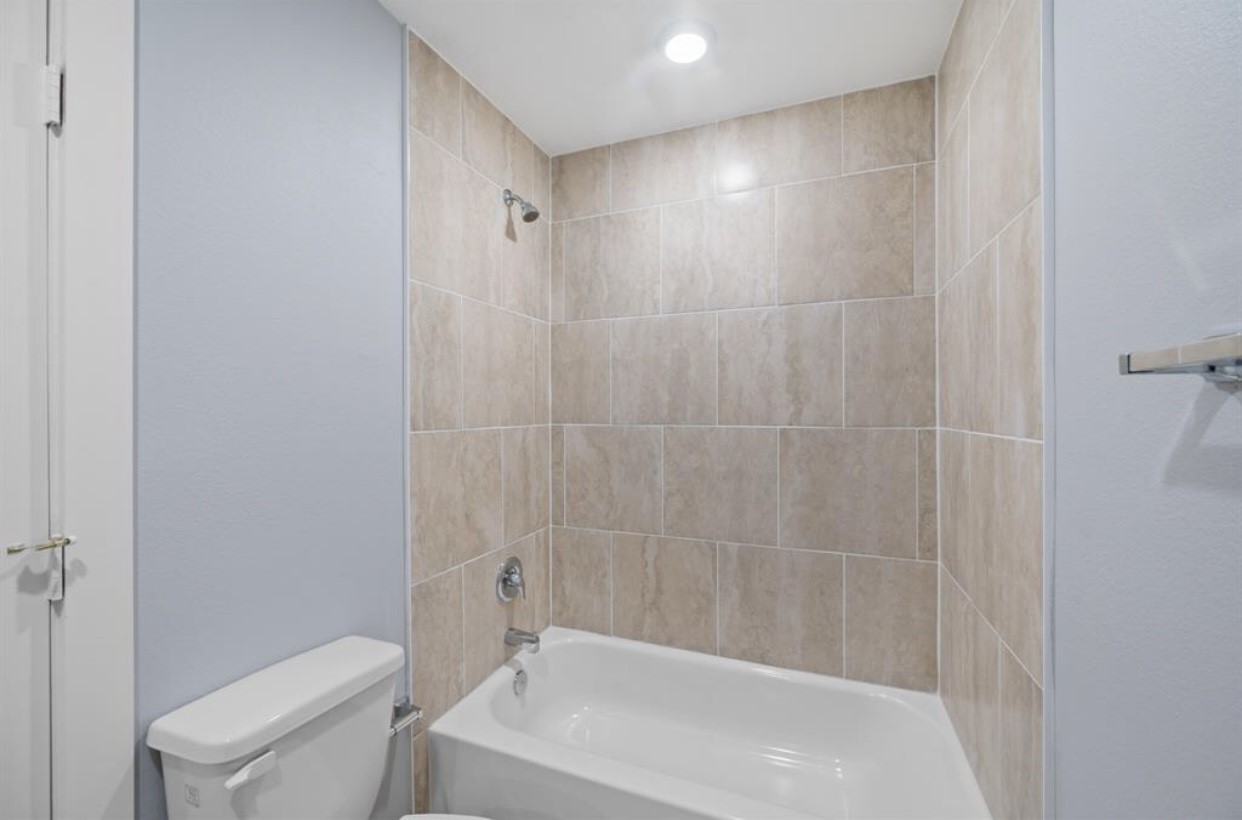 622 Maple Way Houston, TX 77015 - Photo 11 of 19 a bathroom with a shower a toilet and sink