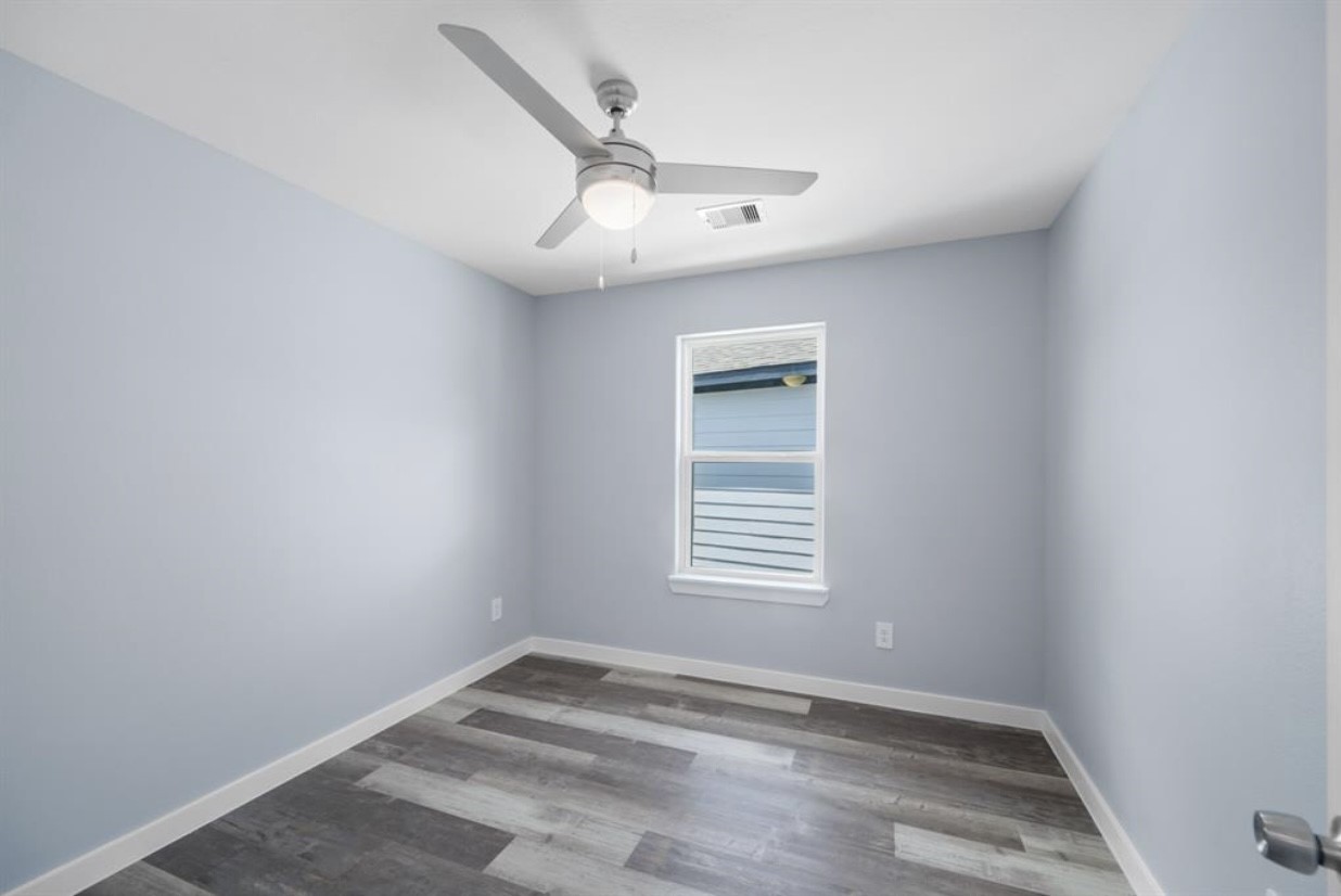 622 Maple Way Houston, TX 77015 - Photo 19 of 19 an empty room with a window and ceiling fan