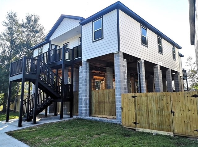 622 Maple Way Houston, TX 77015 - Photo 2 of 19 a front view of a house with garden