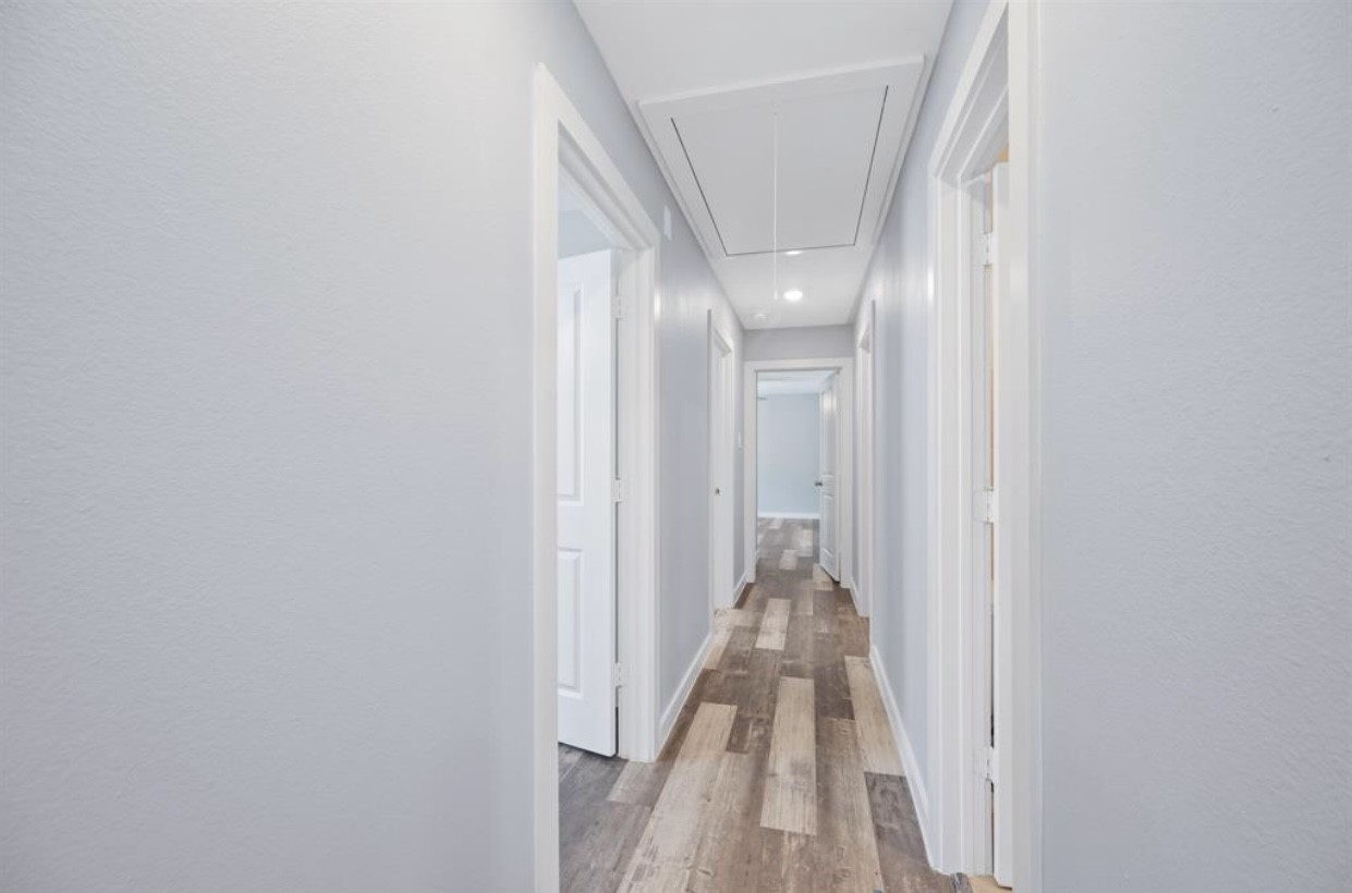 622 Maple Way Houston, TX 77015 - Photo 9 of 19 a view of a hallway with a white walls