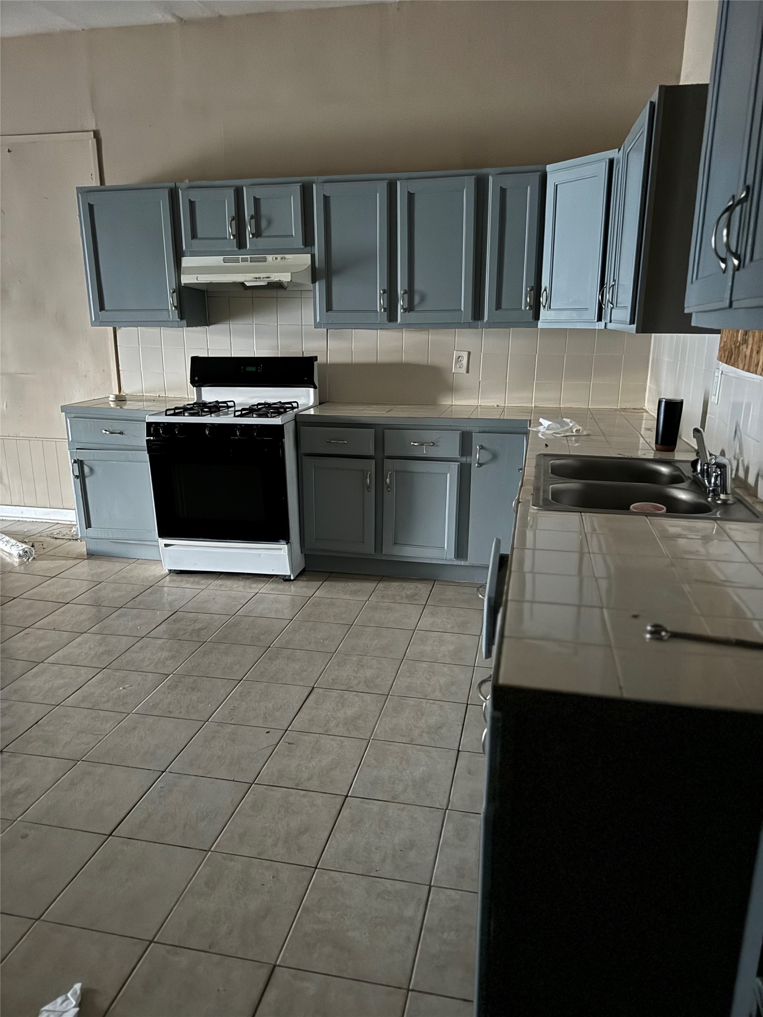 4013 King Street Houston, TX 77026 - Photo 3 of 8 a kitchen with a stove and a sink