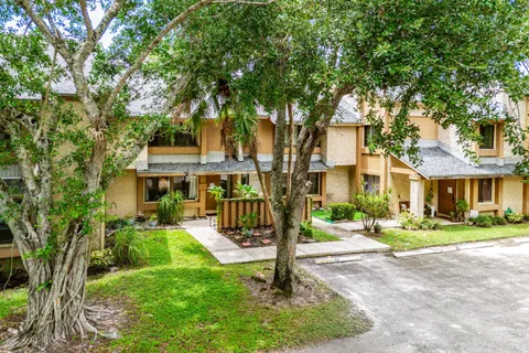 $330,000 | 209 Wimbledon Lakes Drive, Plantation, FL 33324