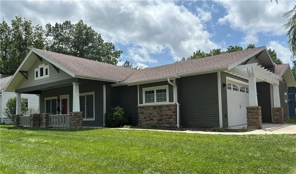 $389,500 | 604 South Cedar Street, Ottawa, KS 66067