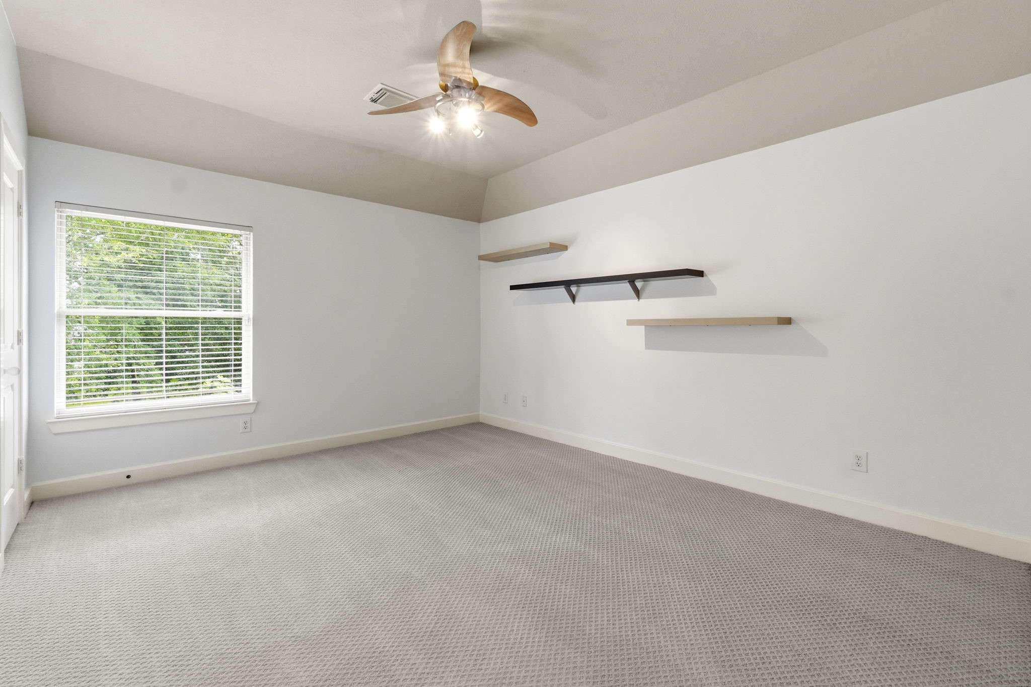 27 North Arrow Canyon Circle The Woodlands, TX 77389 - Photo 21 of 37