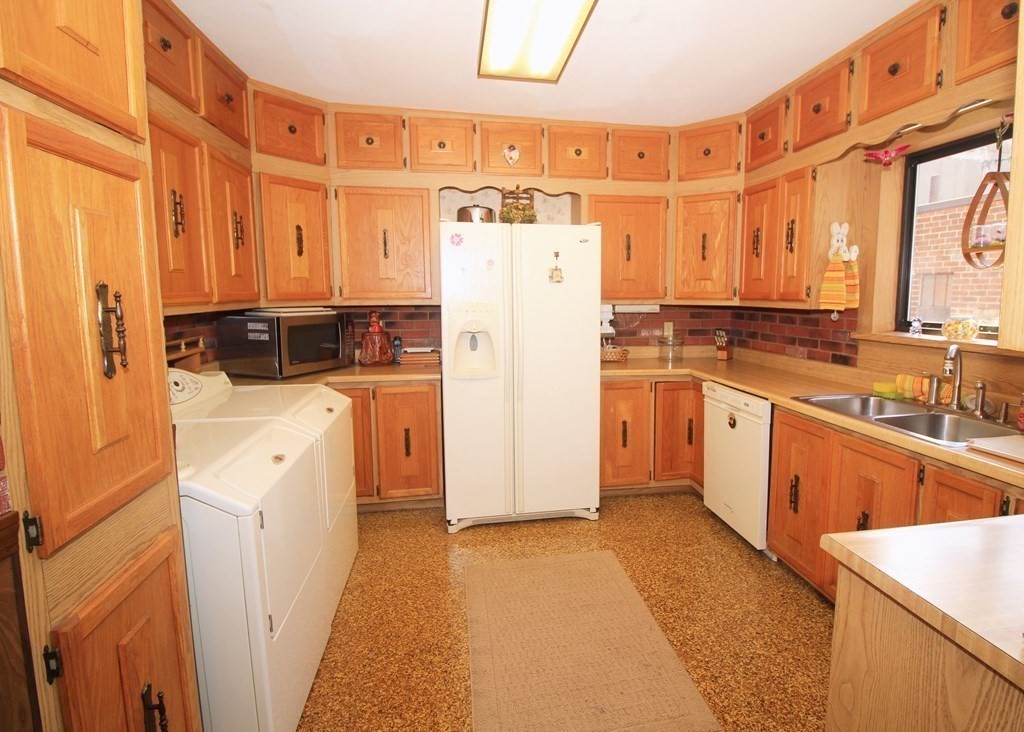 195 Millbury Street Worcester, MA 01610 - Photo 4 of 40