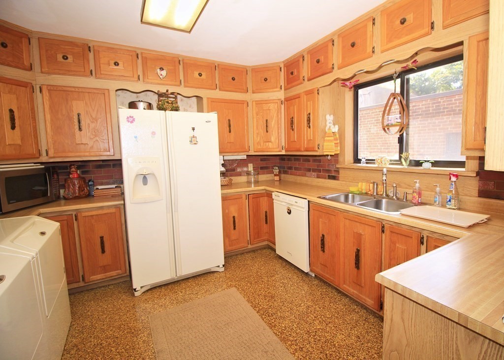 195 Millbury Street Worcester, MA 01610 - Photo 5 of 40