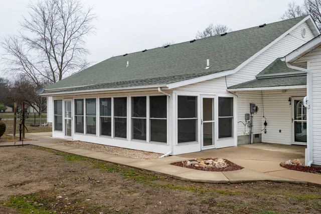 $325,000 | 16245 North McCauley Lane, Mount Vernon, IL 62864