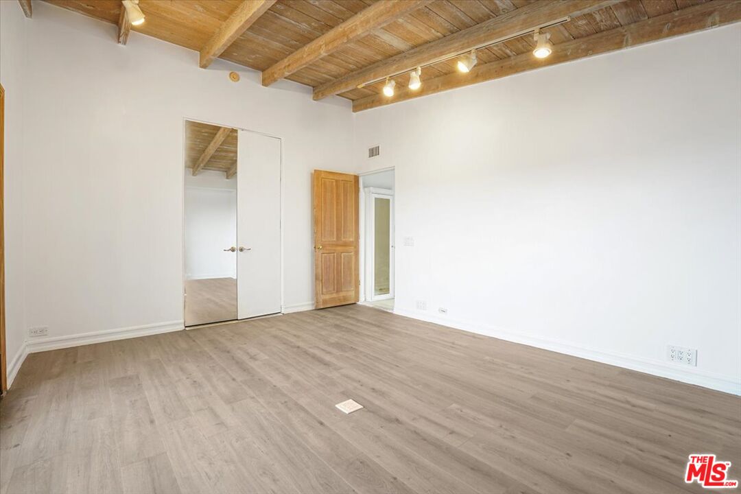 960 North Tigertail Road Los Angeles, CA 90049 - Photo 13 of 21 a view of empty room with wooden floor