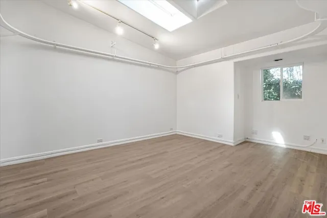 $6,000 | 960 North Tigertail Road, Los Angeles, CA 90049