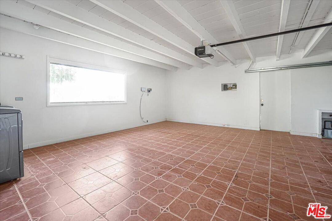 960 North Tigertail Road Los Angeles, CA 90049 - Photo 18 of 21 a view of an empty room