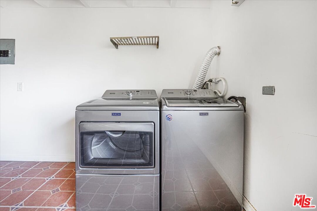 960 North Tigertail Road Los Angeles, CA 90049 - Photo 20 of 21 a close view of washer and dryer