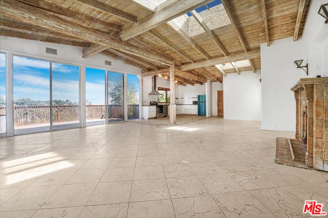 960 North Tigertail Road Los Angeles, CA 90049 - Photo 4 of 21