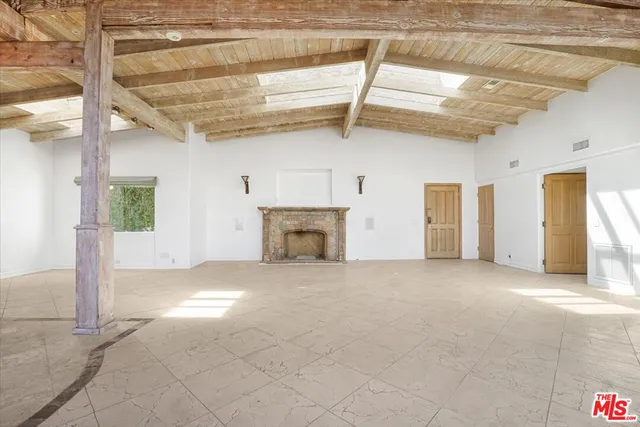 $6,000 | 960 North Tigertail Road, Los Angeles, CA 90049