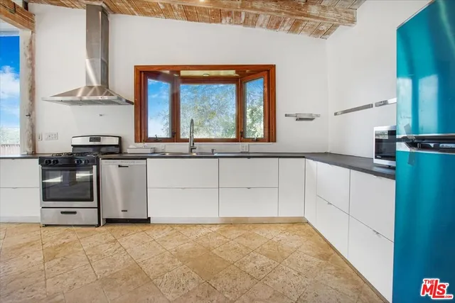 $6,000 | 960 North Tigertail Road, Los Angeles, CA 90049