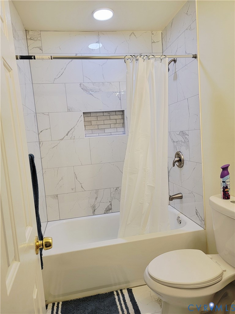 1205 Cox Road Blackstone, VA 23824 - Photo 22 of 29 a bathroom with a toilet and a bathtub