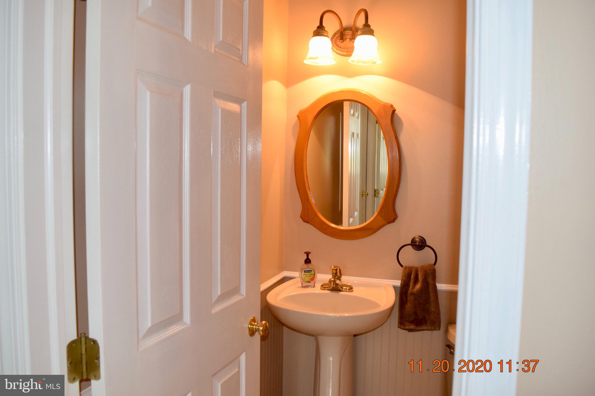 34 Wedgewood Road Newark, DE 19711 - Photo 16 of 42 Powder room on first floor