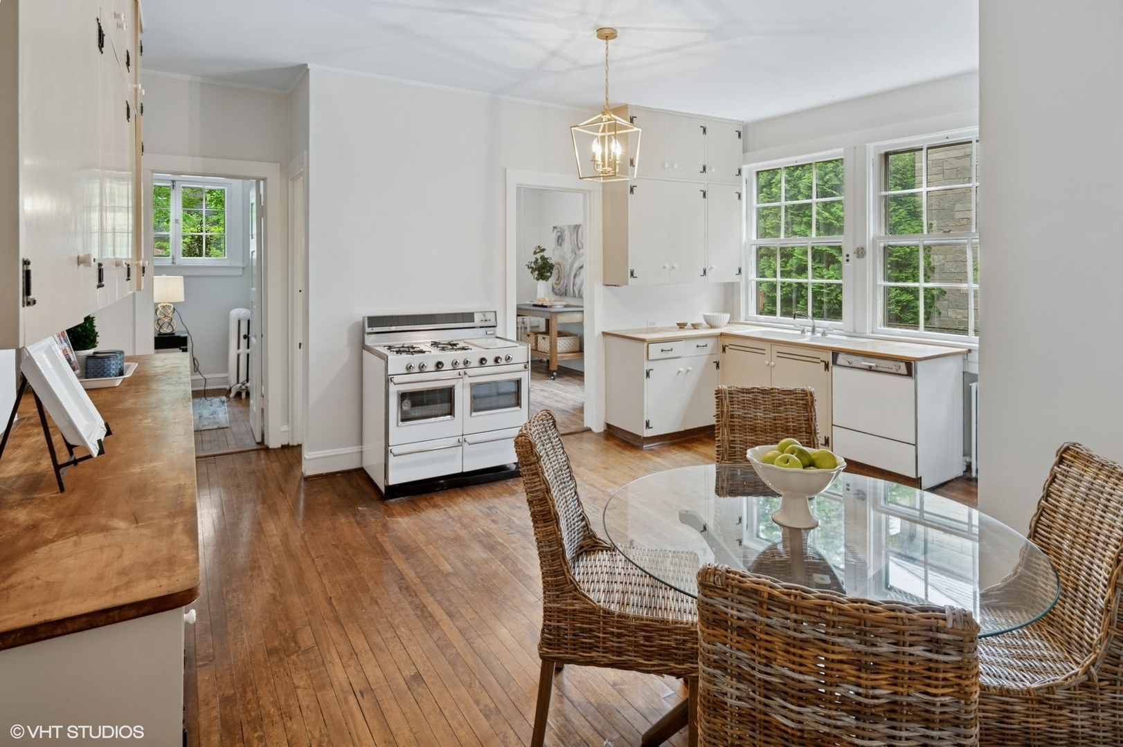 550 Oak Street Winnetka, IL 60093 - Photo 20 of 45 a kitchen that has a table chairs and wooden floor