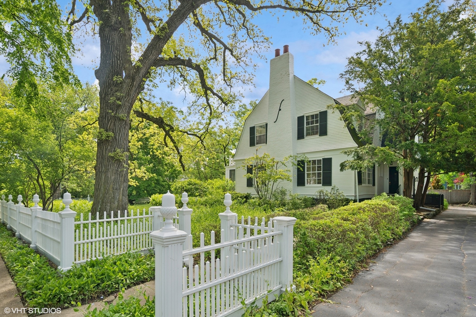 550 Oak Street Winnetka, IL 60093 - Photo 2 of 45 a front view of house with yard and green space