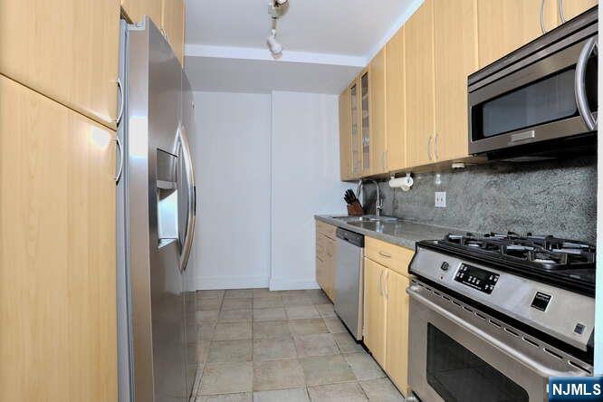 4 Horizon Road, Unit 1027 Fort Lee, NJ 07024 - Photo 16 of 38