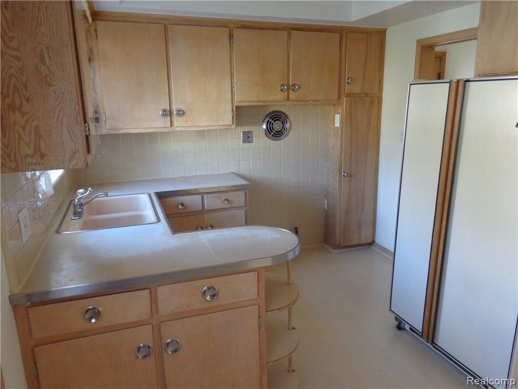 15550 Meadowbrook Road Redford, MI 48239 - Photo 7 of 36 Kitchen