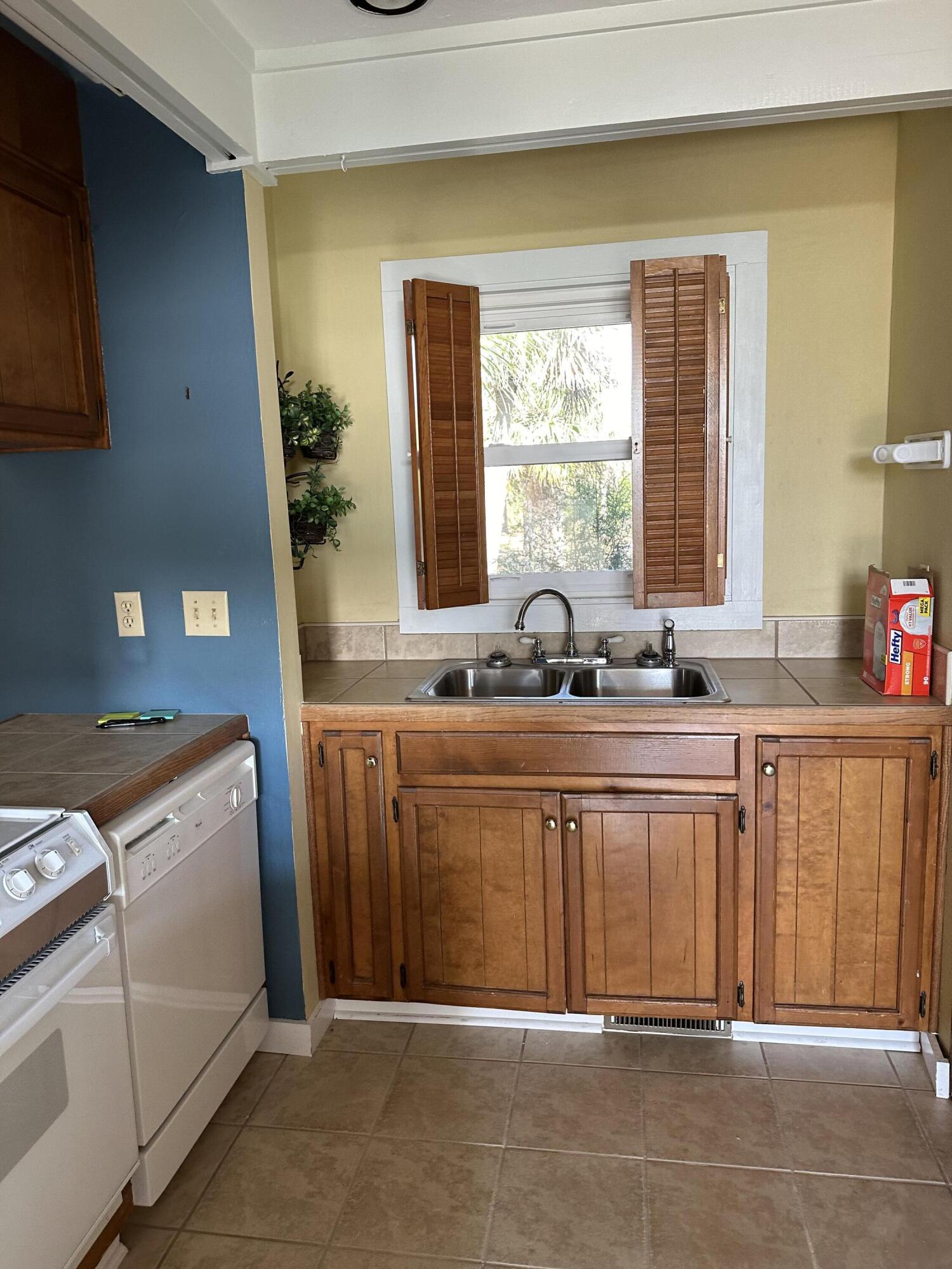 8821 Peters Point Road Edisto Island, SC 29438 - Photo 11 of 27 kitchen
